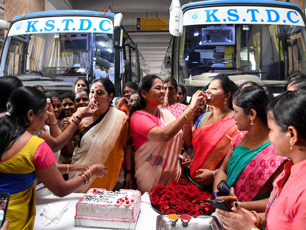 MP Shobha Karandlaje and actor Shruthi cut a cake at the KSTDC office in Yeshwantpur. DH Photo/B H Shivakumar