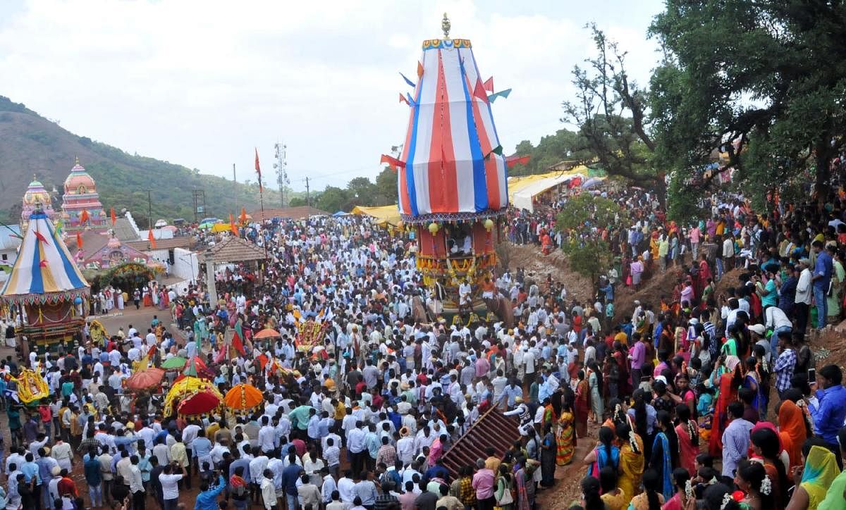 Hundreds of devotees take part in the car festival of Lord Seetalamallikarjuna Swamy of Seetalayyanagiri in Chikkamagaluru district on Tuesday.