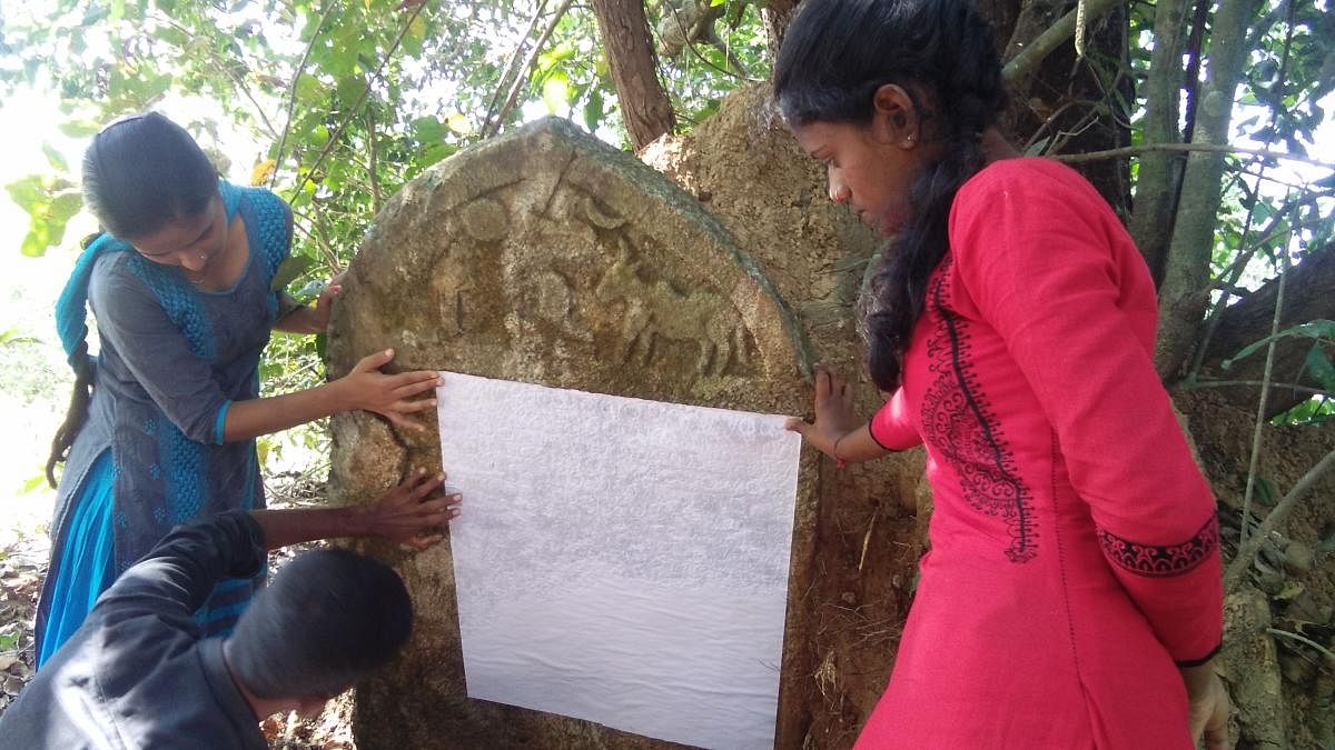 A stone inscription of Vijayanagar era discovered at Baradakallu Bole in Kadali, near Mahalingeshwara temple of Iduru-Kunjadi village in Kundapura taluk, on Tuesday.