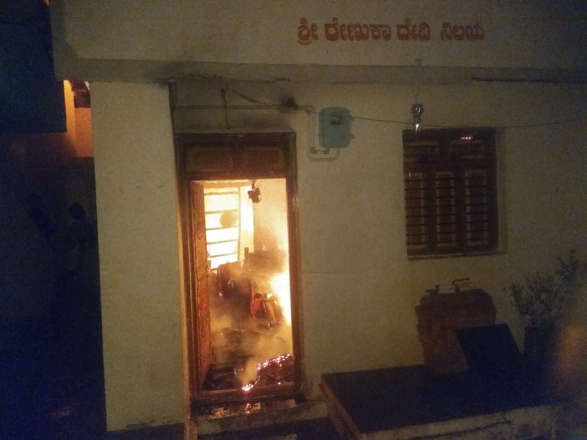  Burglars set a house on fire while decamping with cash and jewellery at Bailhongal town in Belagavi district in the early hours of Thursday. (DH Photo)