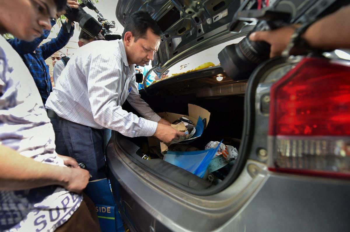 New Delhi : Income Tax department officials conduct raid at the residential premises of Rajendra Kumar Miglani, former advisor of Madhya Pradesh CM Kamal Nath, in New Delhi, Sunday, April 7, 2019. (PTI Photo/Arun Sharma) (PTI4_7_2019_000017B)