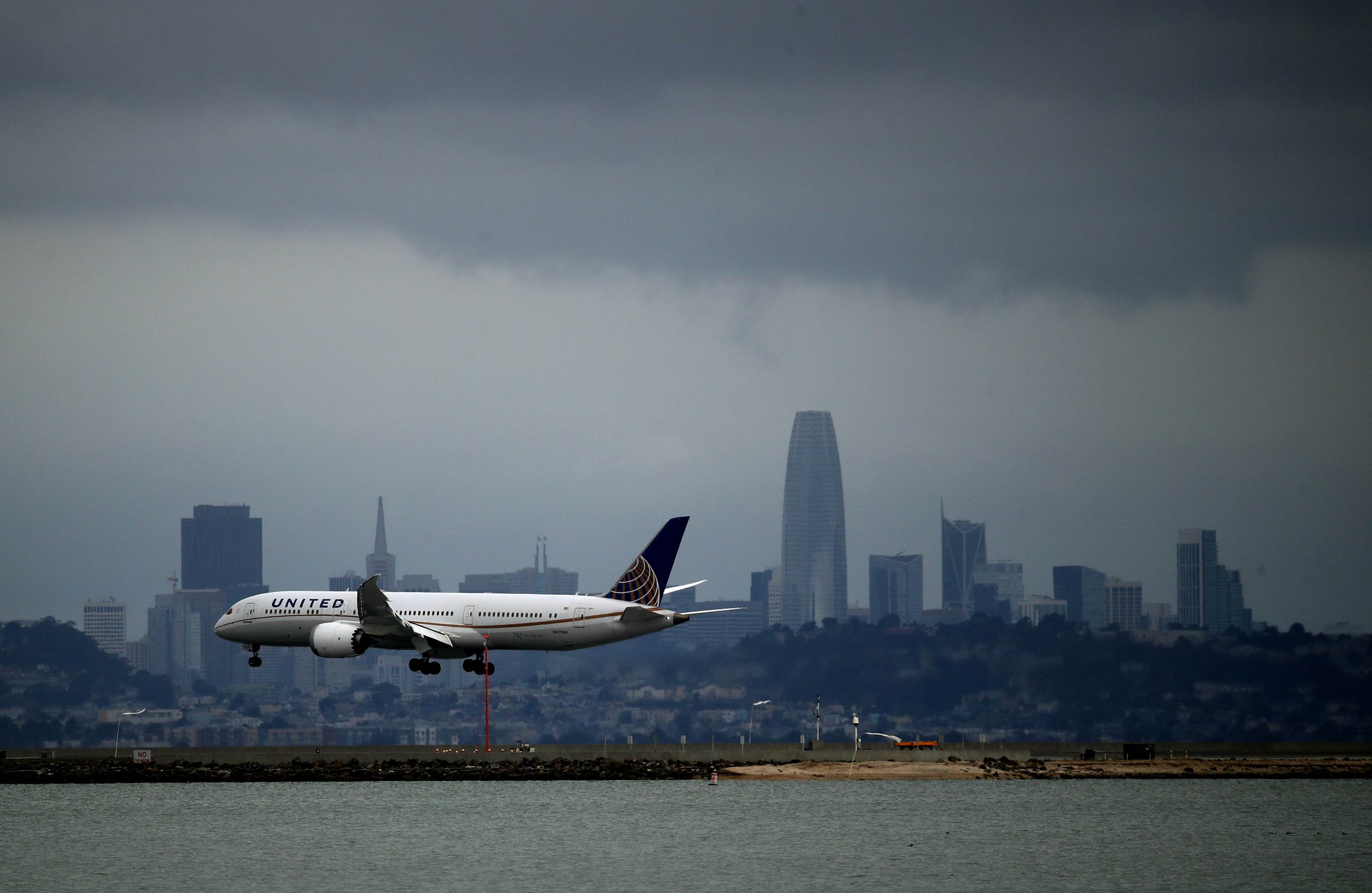 A United Airlines plane lands at San Francisco International Airport. (Credit: AFP)