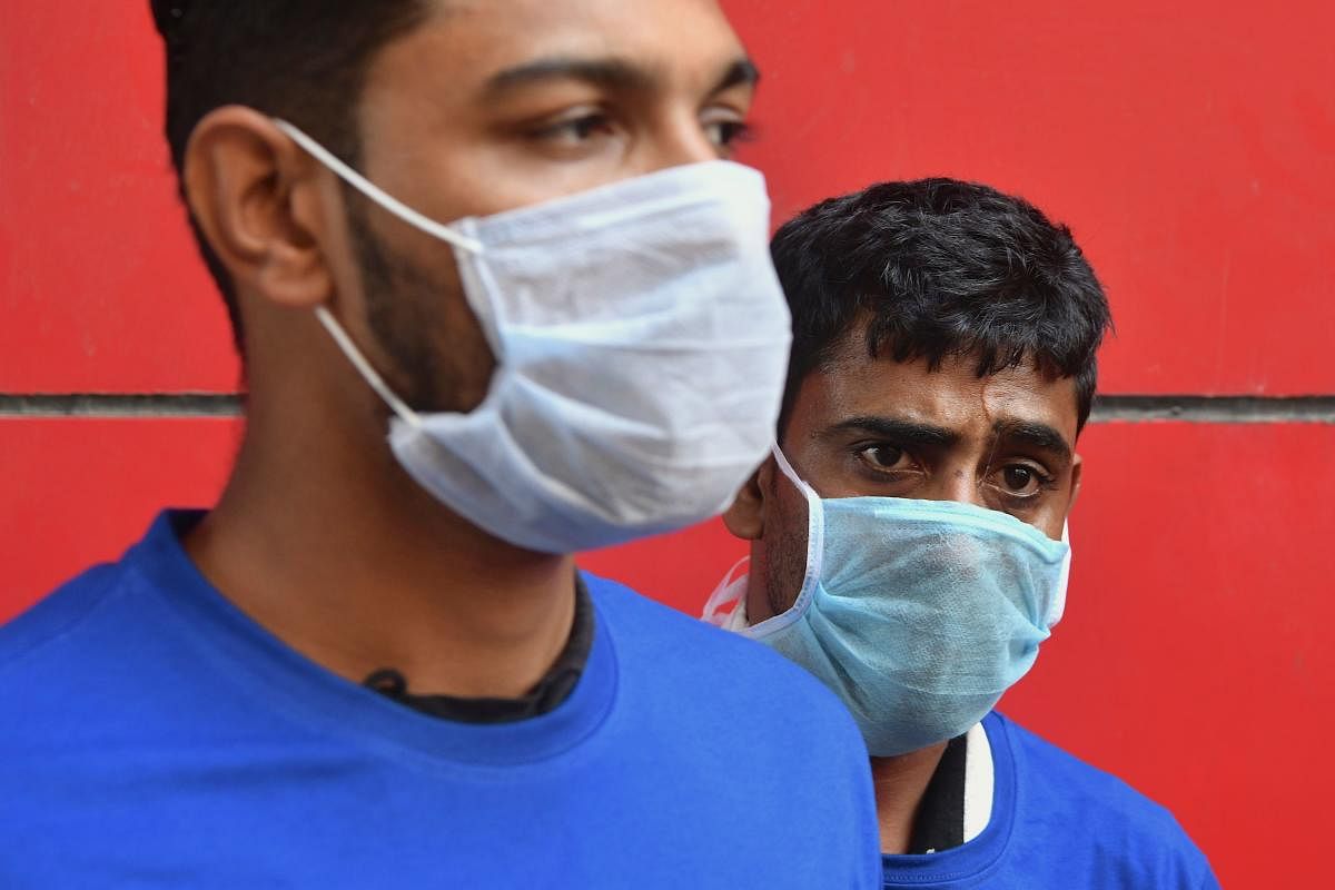 People wear facemask amid rising COVID-19 fear (AFP Photo)