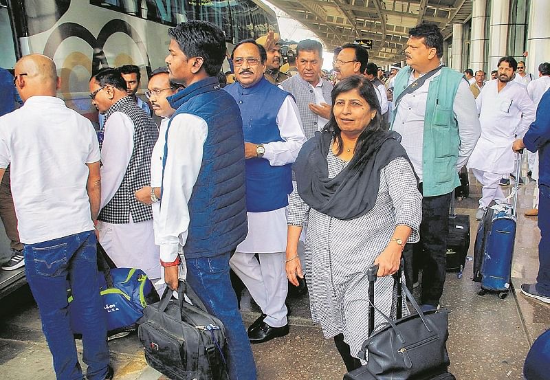 Madhya Pradesh Congress party MLAs arrive at Jaipur Airport. (DH Photo)