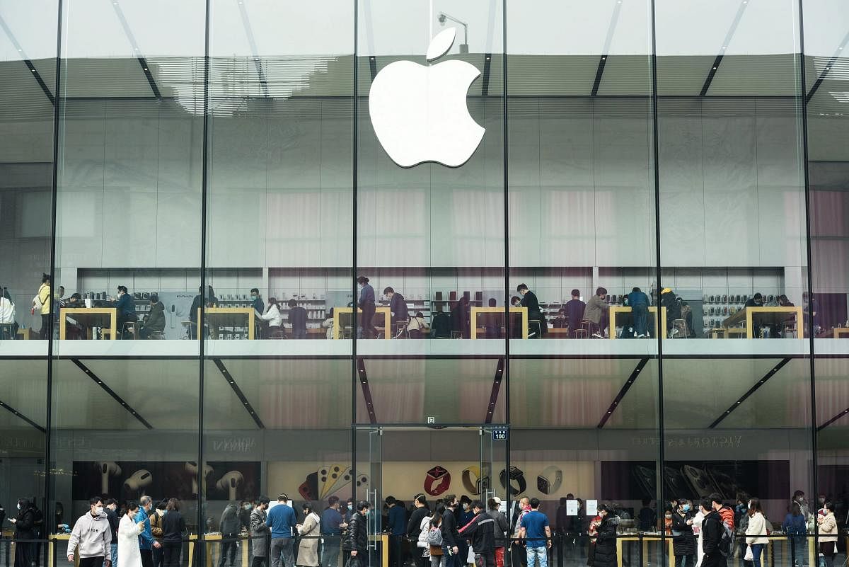 This photo taken on March 8, 2020 shows customers visiting an Apple store after it reopened in Hangzhou in China's eastern Zhejiang province.  (Photo by STR / AFP) / China)