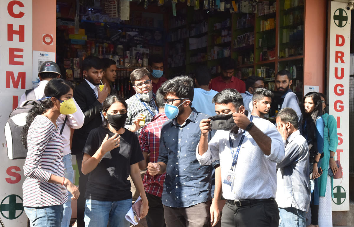 People buying masks from a store in Bengaluru.dh Photo/janardhan B K