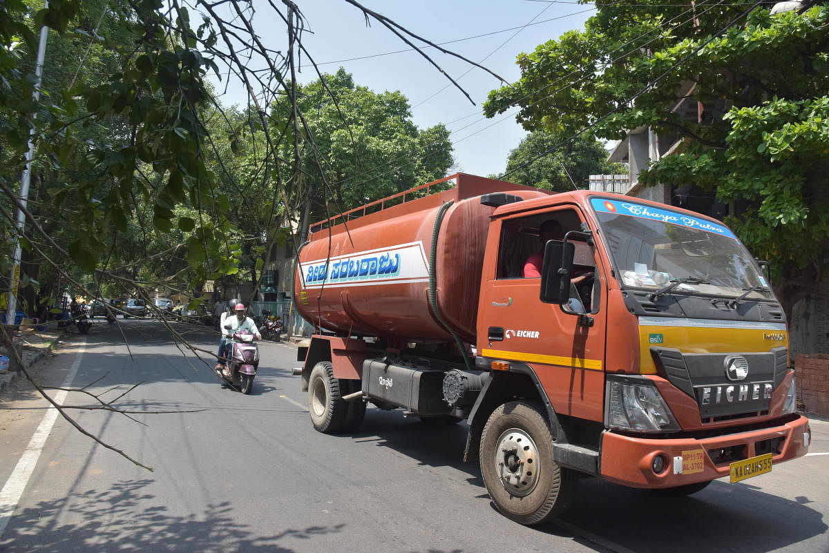 A general strike by tanker owners on Monday threatens to cut water supply to thousands of residents in Bellandur, Marathahall. DH File Photo