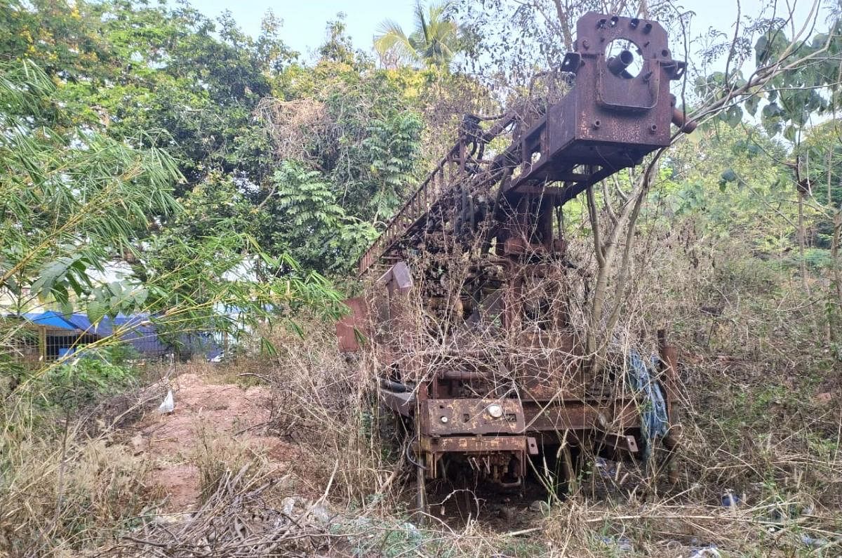 An abandoned crane dumped in the site near Circuit House. DH Photo