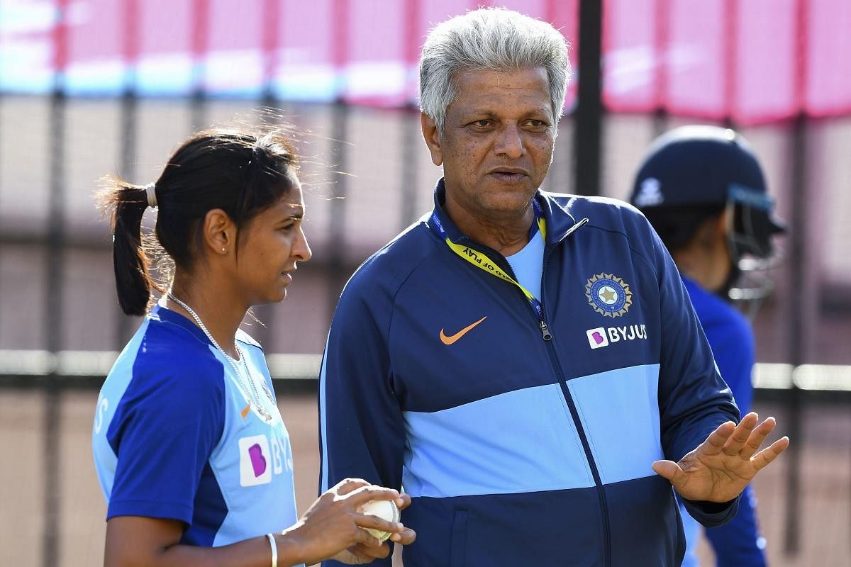 India's captain Harmanpreet Kaur (L) and coach Woorkeri Raman (R) train in the nets ahead of the Twenty20 women's World Cup cricket final, in Melbourne on March 7, 2020. (Photo by William WEST / AFP) / -- IMAGE RESTRICTED TO EDITORIAL USE - STRICTLY NO CO