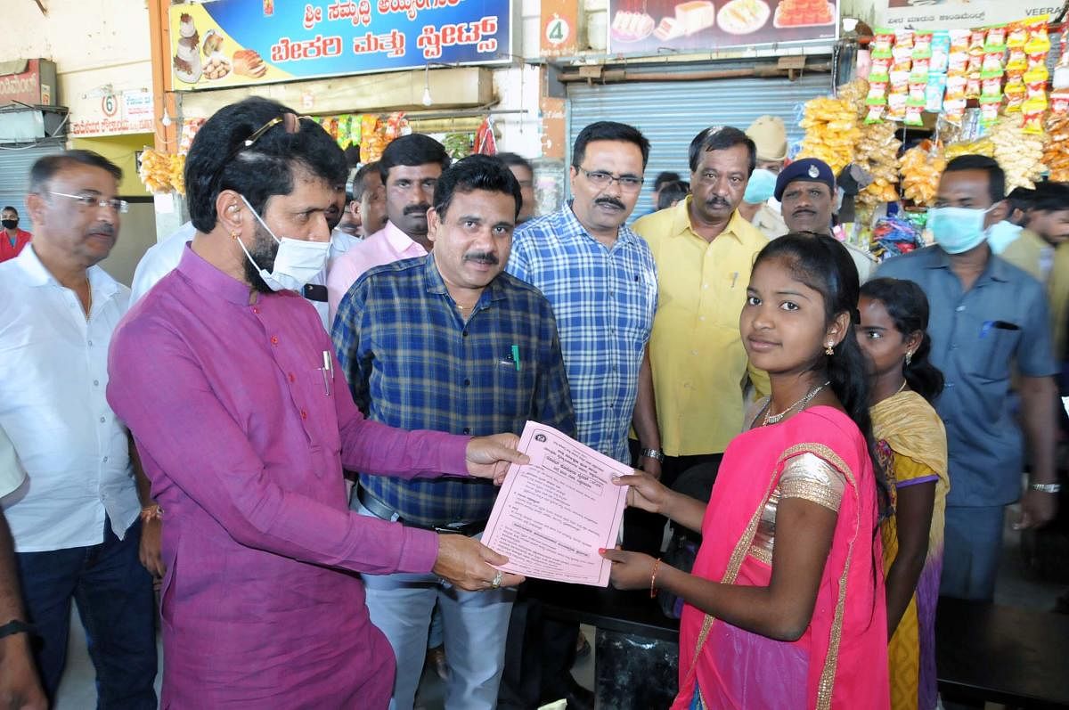District in-charge Minister C T Ravi distributes pamphlets about coronavirus, at KSRTC bus stand in Chikkamagaluru on Saturday. DH Photo