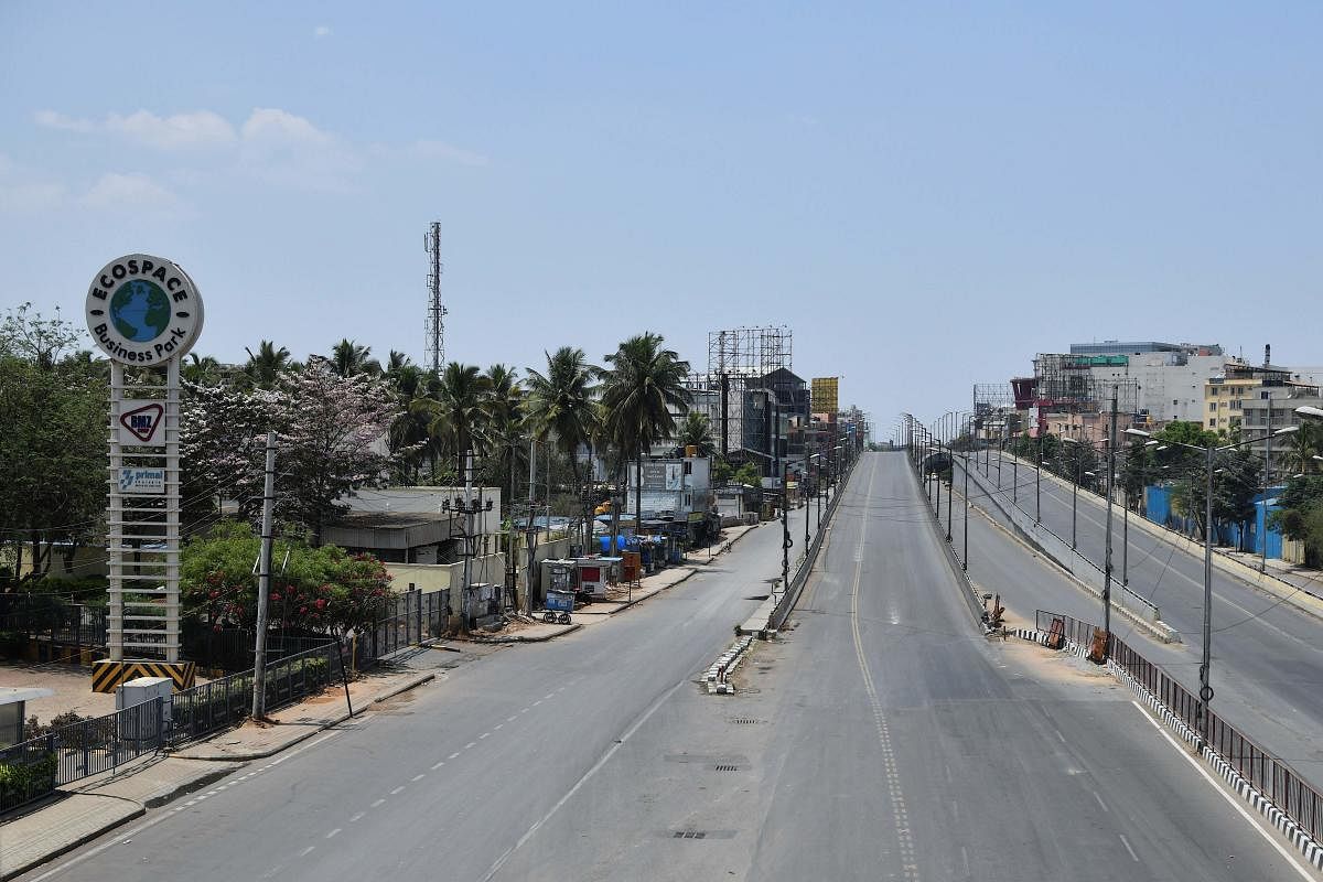 A deserted road is pictured during a one-day nationwide Janata (civil) curfew imposed as a preventive measure against the COVID-19 coronavirus in Bangalore on March 22, 2020. (AFP Photo)