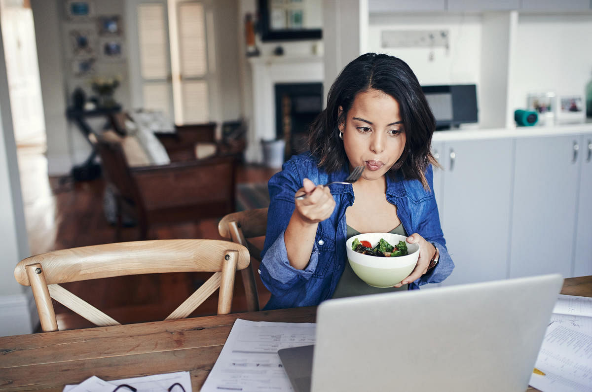 Replace your chipspacket with a salador fruit bowl whenworking from home,medical expertsrecommend.