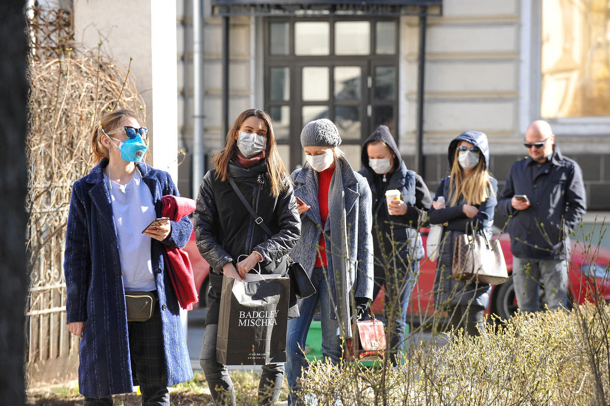 People queue before undergoing medical tests for coronavirus disease at a laboratory in Moscow (Reuters Photo)