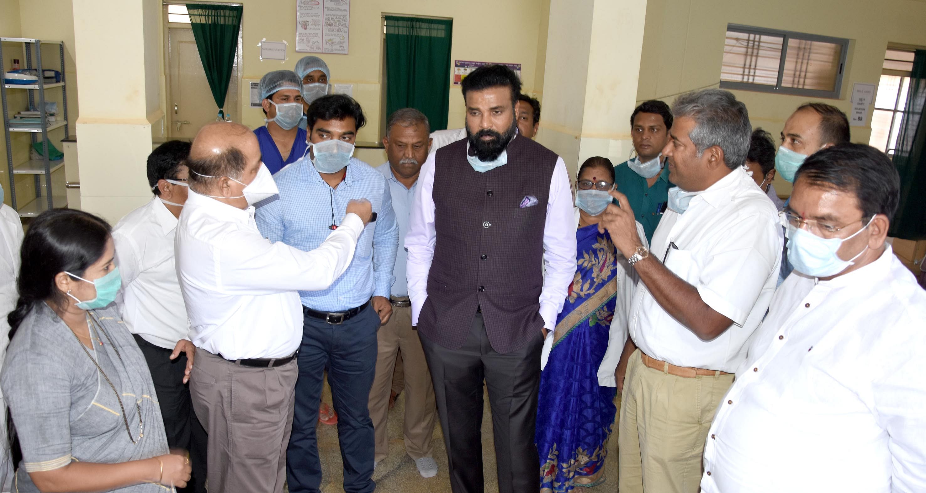Health Minister B Sriramulu inspecting the facilities at the District Hospital in Belagavi. (DH Photo)