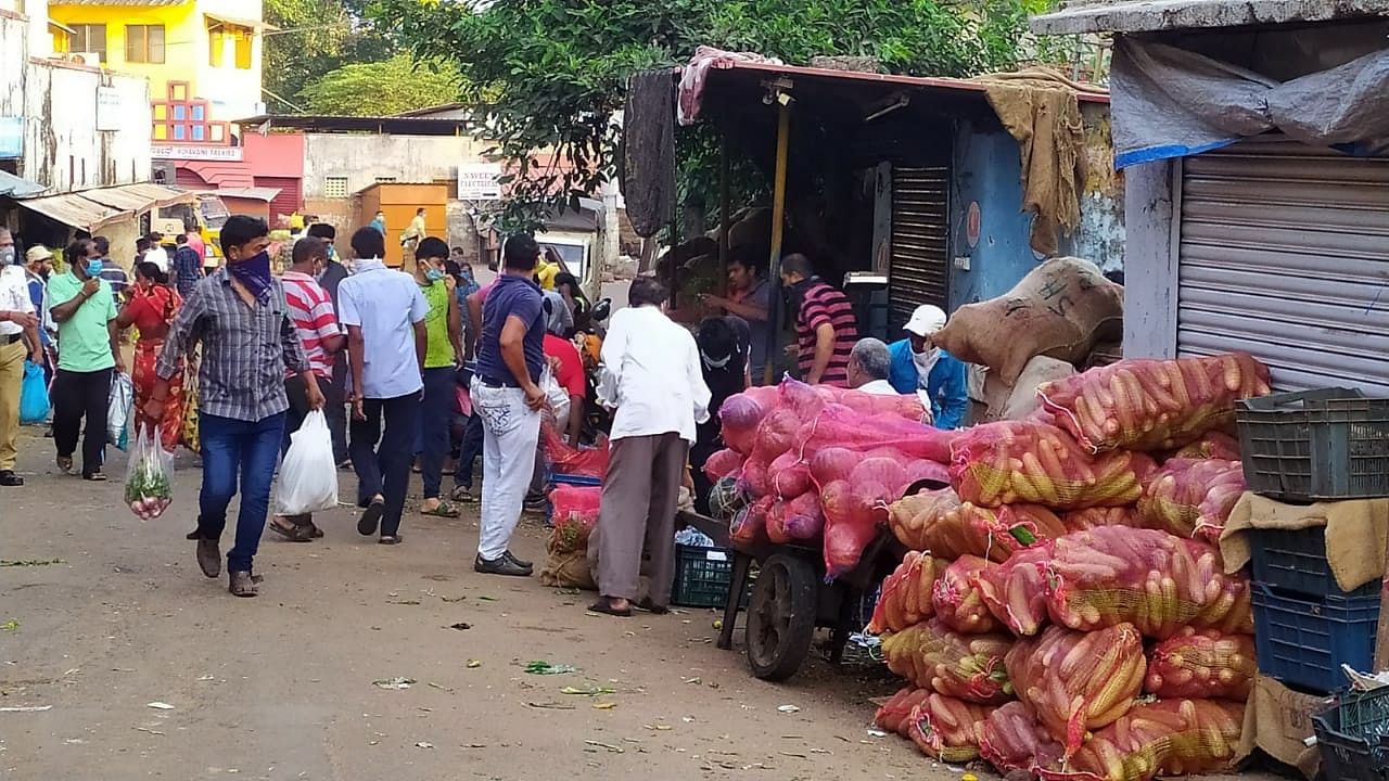 People at Central Market in Mangaluru. DH photos/ Govindraj Javali