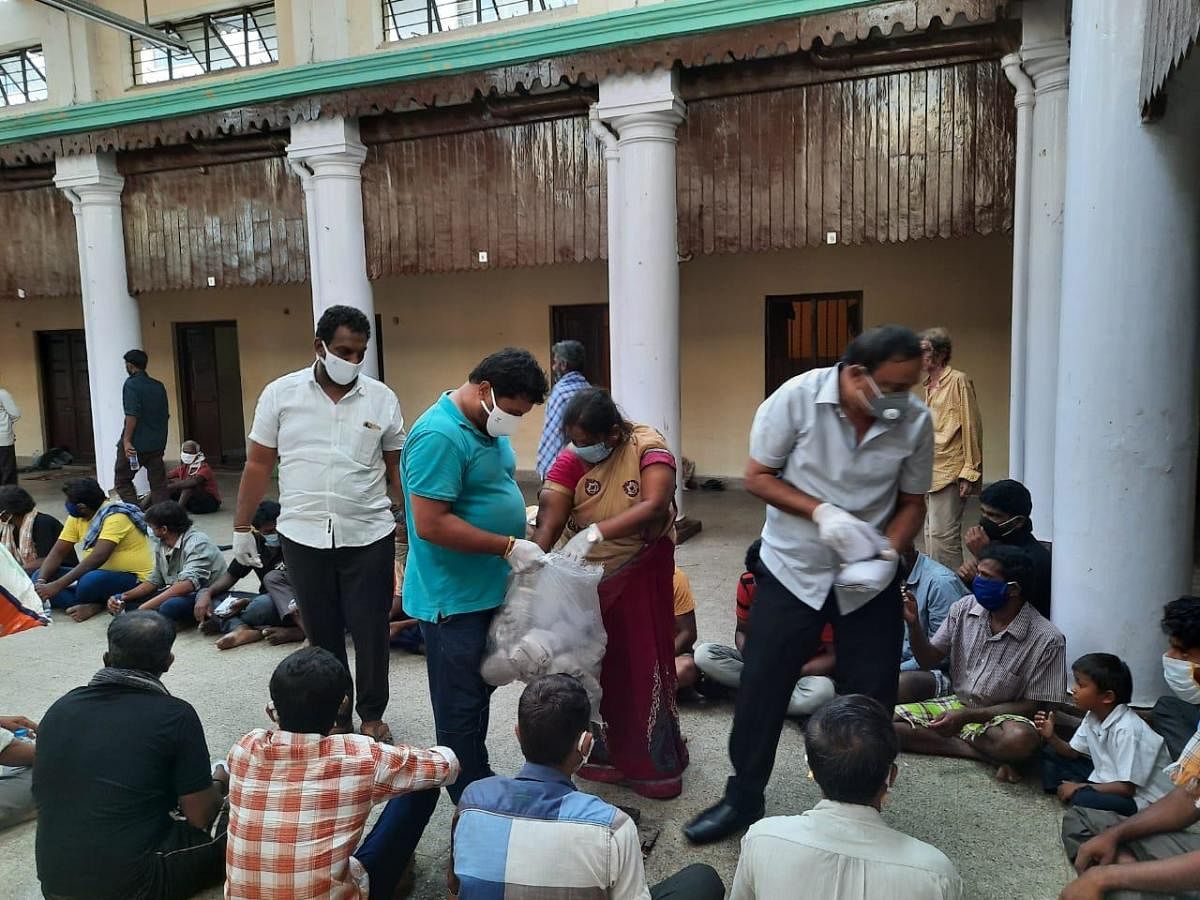 Members of Vijayendra Balaga distribute food packets to destitutes at Nanjaraja Bahadur Choultry in Mysuru on Tuesday.