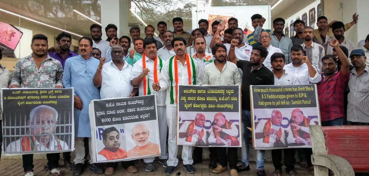Congress workers stage a protest in front of BJP president B S Yeddyurappa's house in Bengaluru on Thursday. dh photo