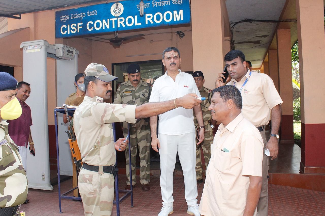 Visitors being screened for Coronavirus by CISF with the help of newly procured thermo scanner at KIOCL's pellet plant unit. (DH Photo)