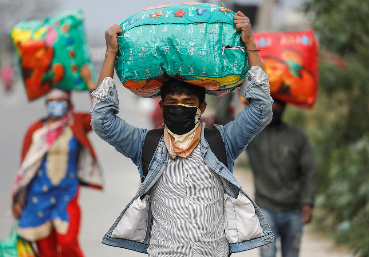 People wearing mask amid COVID-19 crisis (Reuters Photo)