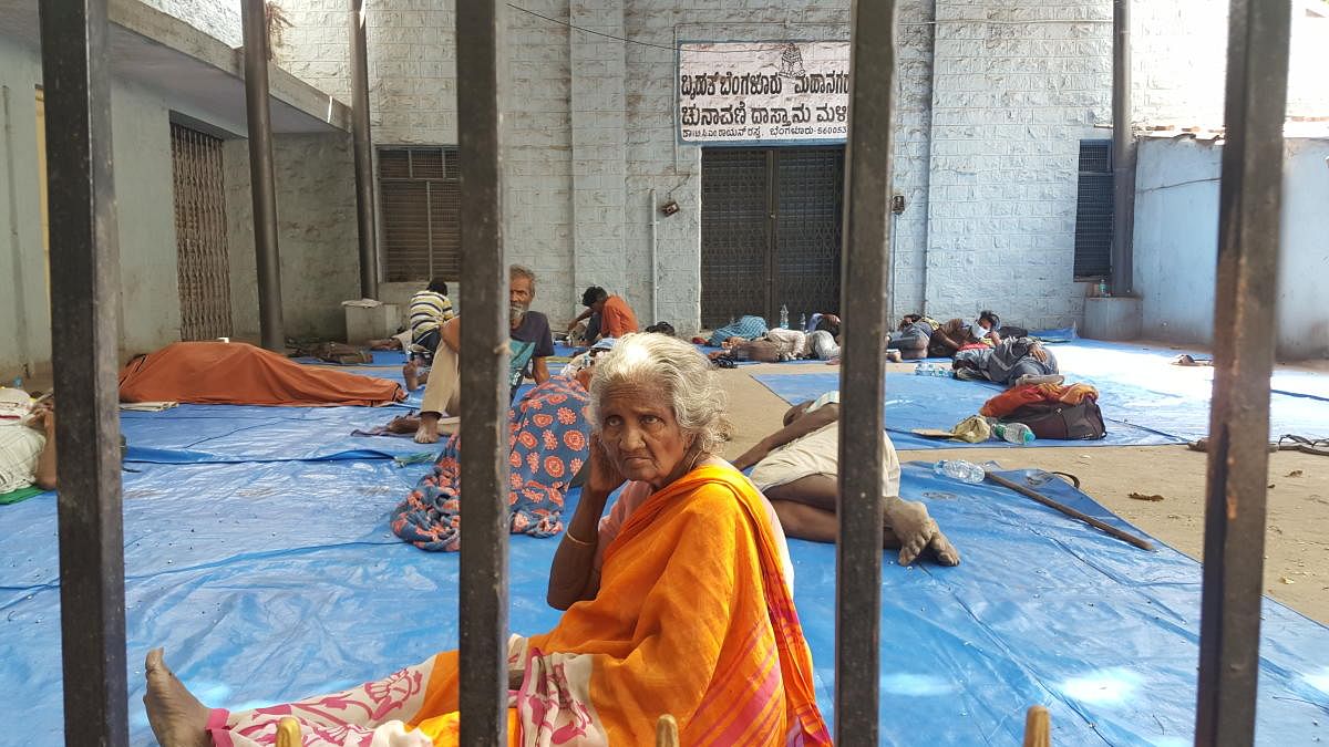 An inmate looks at visitors at a shelter in Bengaluru. DH Photo/Chiranjeevi Kulkarni