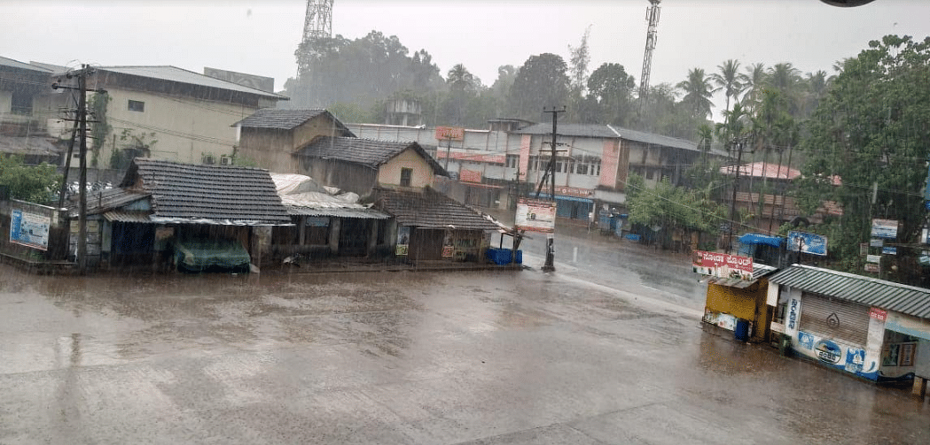 Heavy rain lashes Mangaluru (DH Photo/ Naina J A)