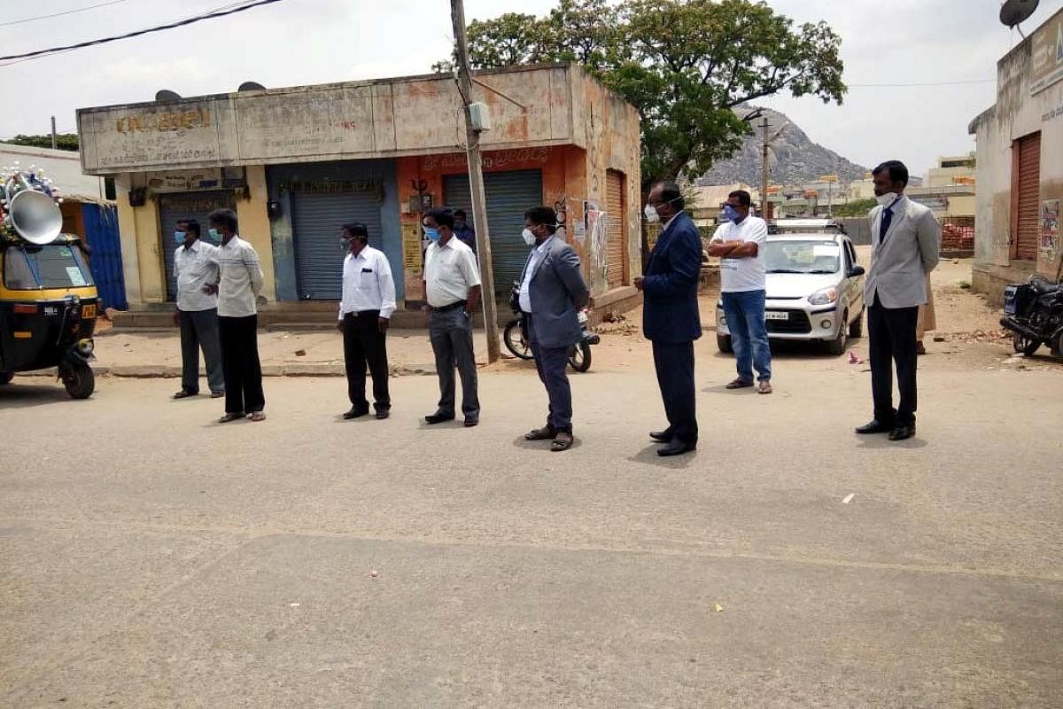 Three judges and advocates came onto the streets to review the lockdown situation in Pavagada town in Tumakuru district on Tuesday. DH Photo.