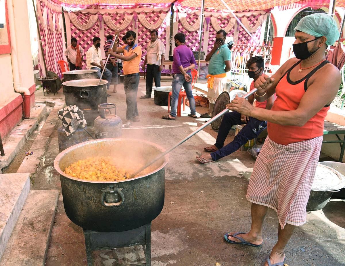 Disaster Management Department volunteers prepare meals for needy people at Patna High school relief camp, during a nationwide lockdown in the wake of coronavirus pandemic, in Patna, Tuesday, March 31, 2020. (PTI Photo)