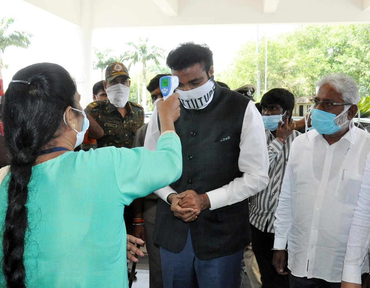 Health Minister B Sriramulu is subjected to thermal screening in Mysuru. DH Photo.