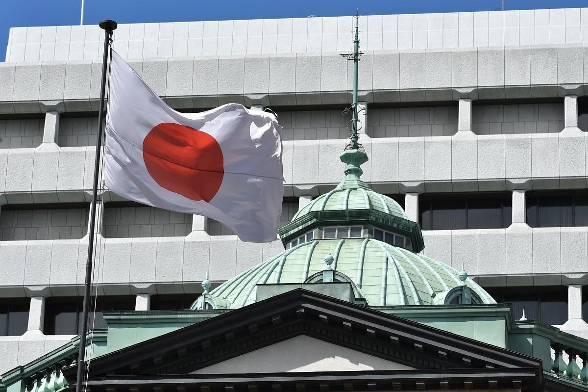 The Japanese national flag is seen at the Bank of Japan headquarters in Tokyo (AFP Photo)