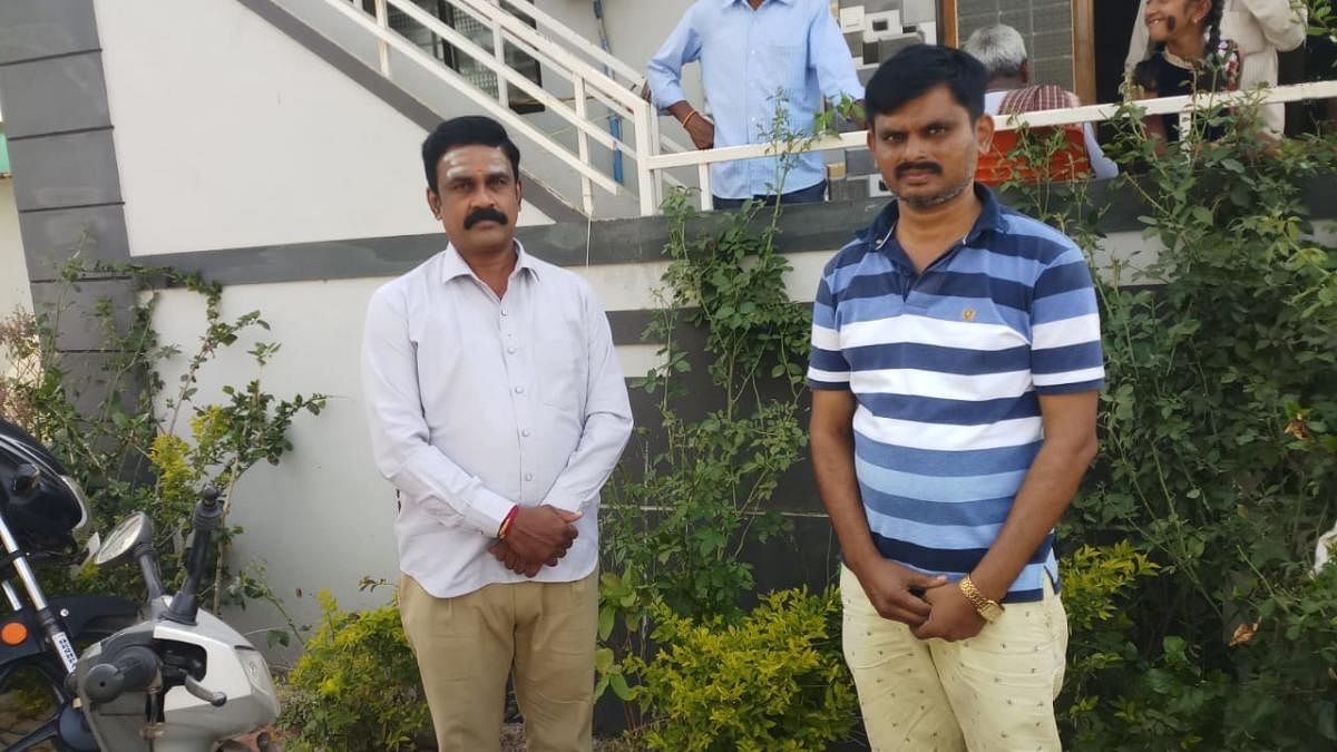 H Kumar Swamy, the head constable who works with the City Armed Reserve (CAR) and currently posted at the control room in the police commissioner’s office, saw the cancer patient, Umesh, come on a regional news channel and say he wanted the medicines urgently.