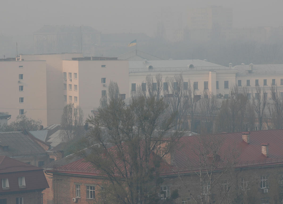 Buildings covered with smoke from forest fires are seen in Kiev (Reuters Photo)