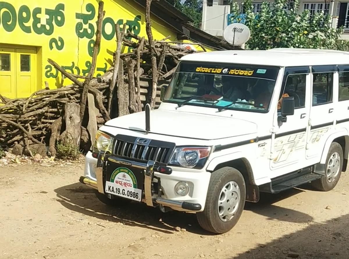The vehicle of Mangaluru TP president seized by the Banakal police.