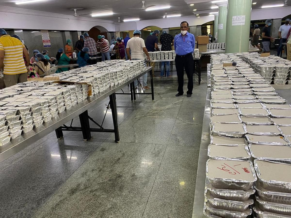 Jain Samaj prepares food packets to be distributed among the needy.