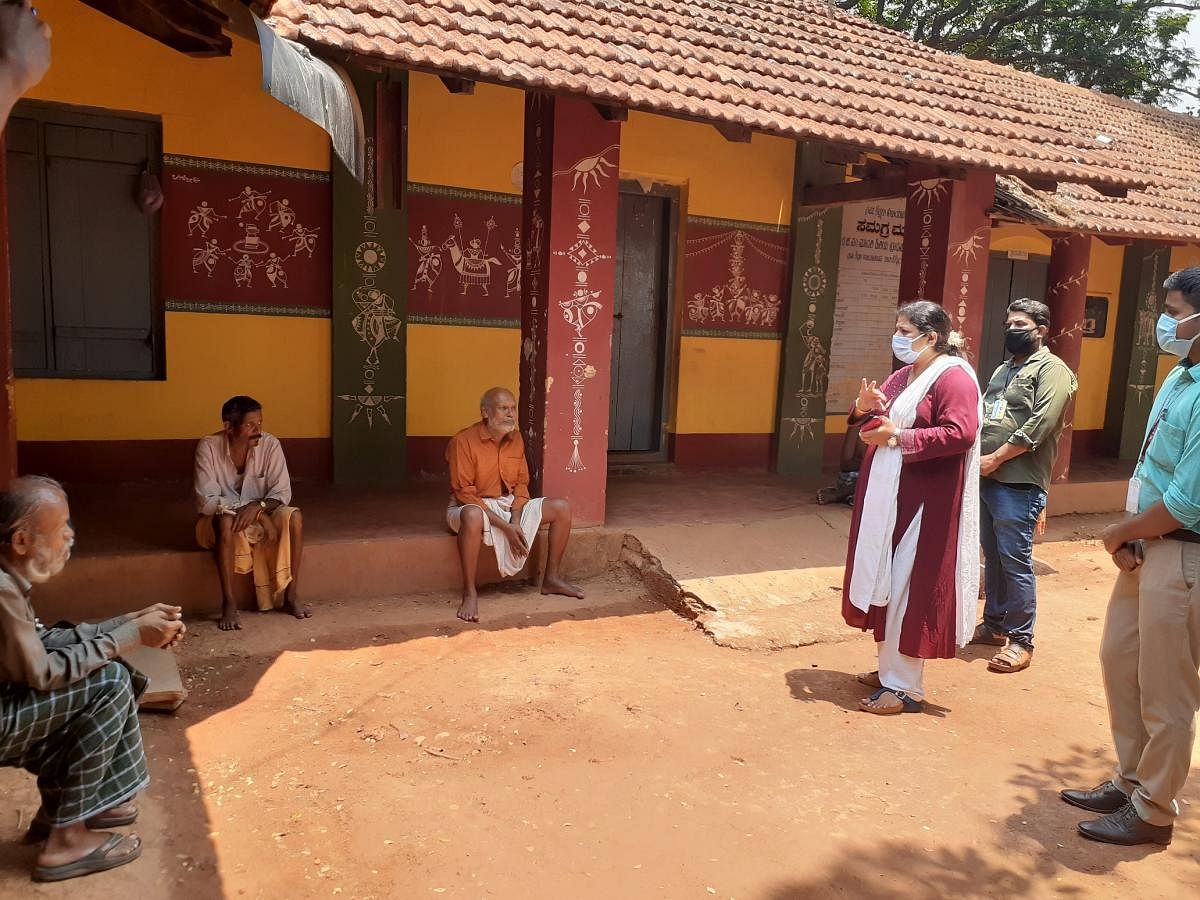 Puttur CMC Commissioner Roopa Shetty interacts with the destitutes after shifting them to Nellikatte School.