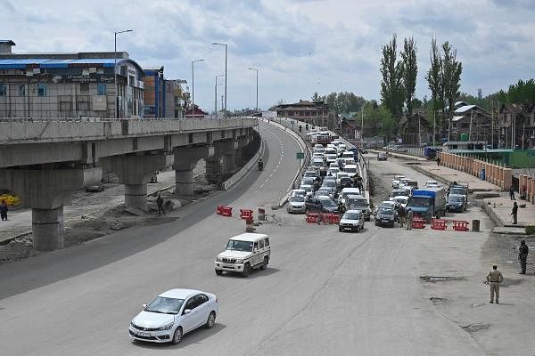 Indian police stops vehicles at a checkpoint during a government-imposed nationwide lockdown as a preventive measure against the COVID-19 coronavirus, in Srinagar on April 20, 2020. (Credit: AFP Photo)