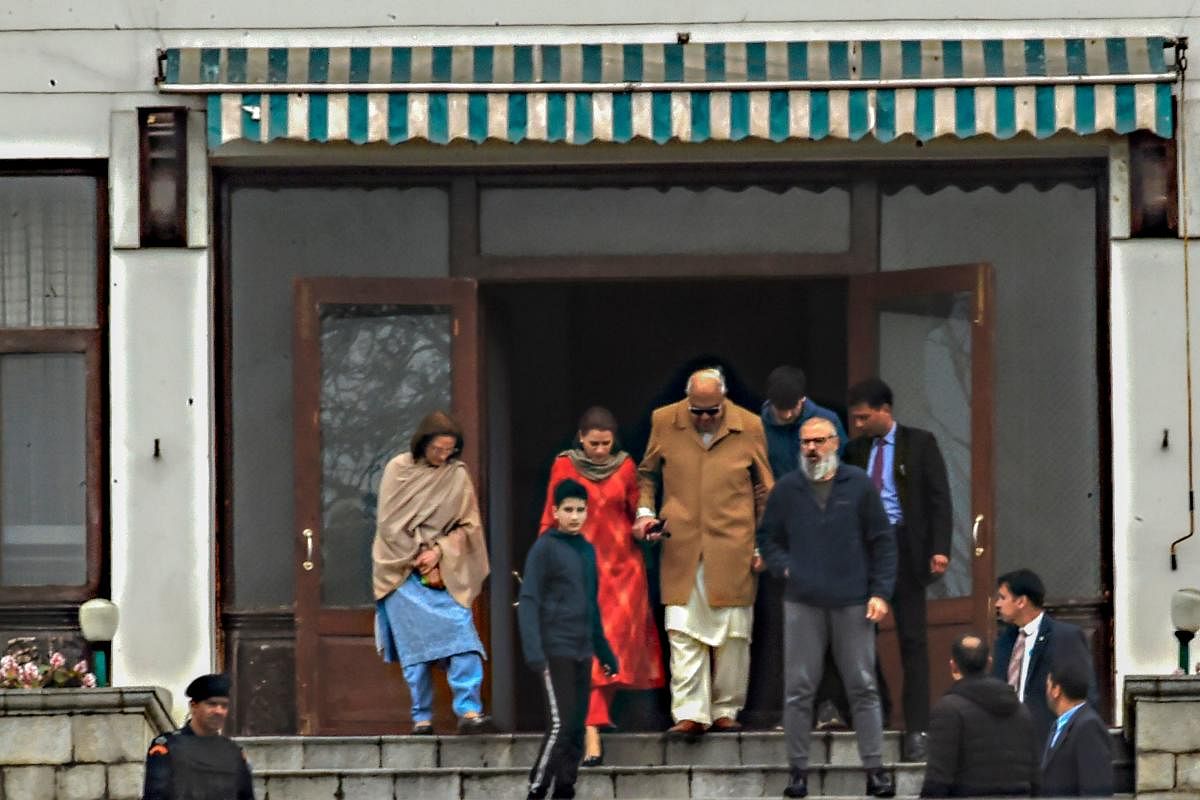 Former Jammu and Kashmir chief minister Farooq Abdullah (C) walks along with his wife Molly Abdullah (L) and his daughter Safia Abdullah (2L) after meeting with his son and also former Jammu and Kashmir chief Minister Omar Abdullah (2R) at Hari Niwas sub-jail, where Omar Abdullah has been held under preventive custody for the last seven months, in Srinagar. (AFP Photo)