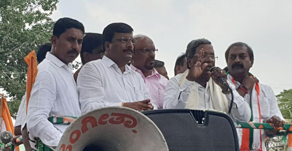 Chief Minister Siddaramaiah campaigns for Congress candidate P M Narendraswamy, at Malavalli in Mandya district, on Tuesday.