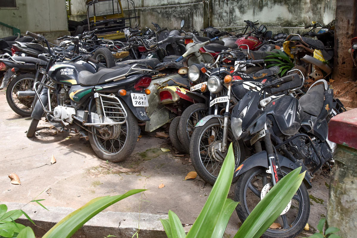 Seized bikes gathering dust at a police station Basavanagudi in Bengaluru. DH FILE PHOTO