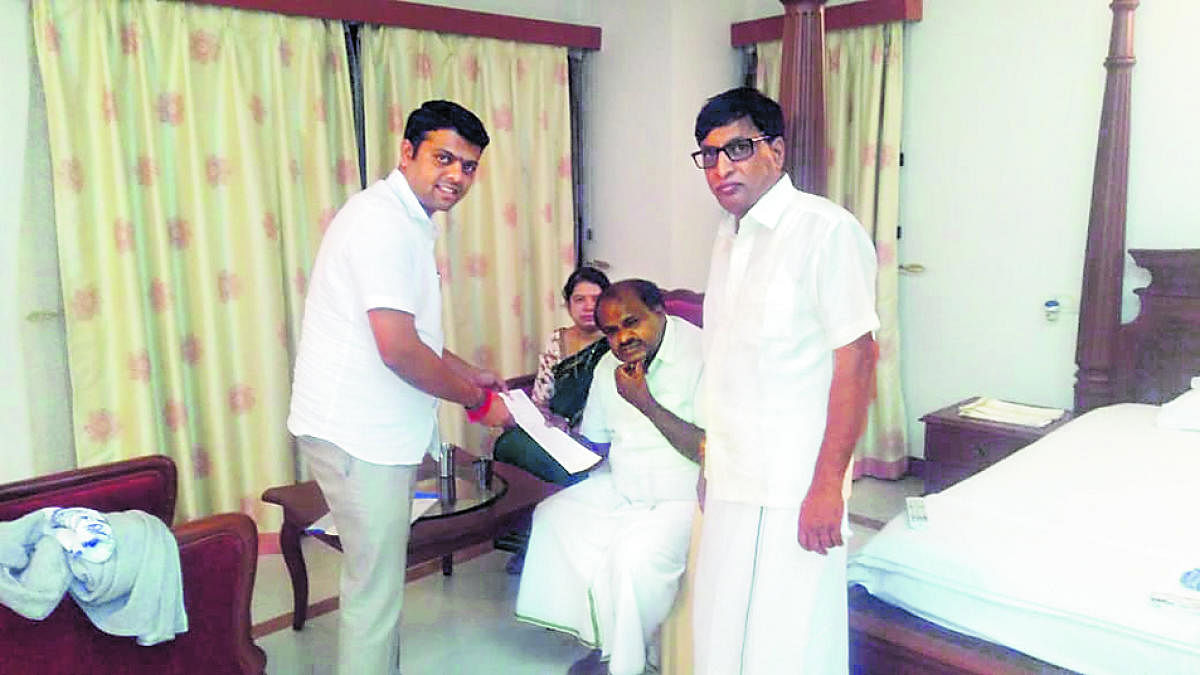 Belthangady MLA Harish Poonja submits a memorandum to Chief Minister H D Kumaraswamy at Dharmasthala on Monday night.