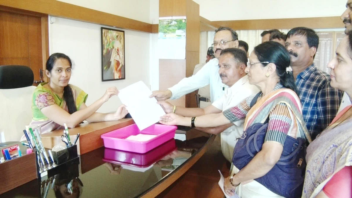 Office-bearers of Somwarpet Taluk Abhivruddhi Horata Samiti submit a memorandumto Deputy Commissioner Annies Kamani Joy.