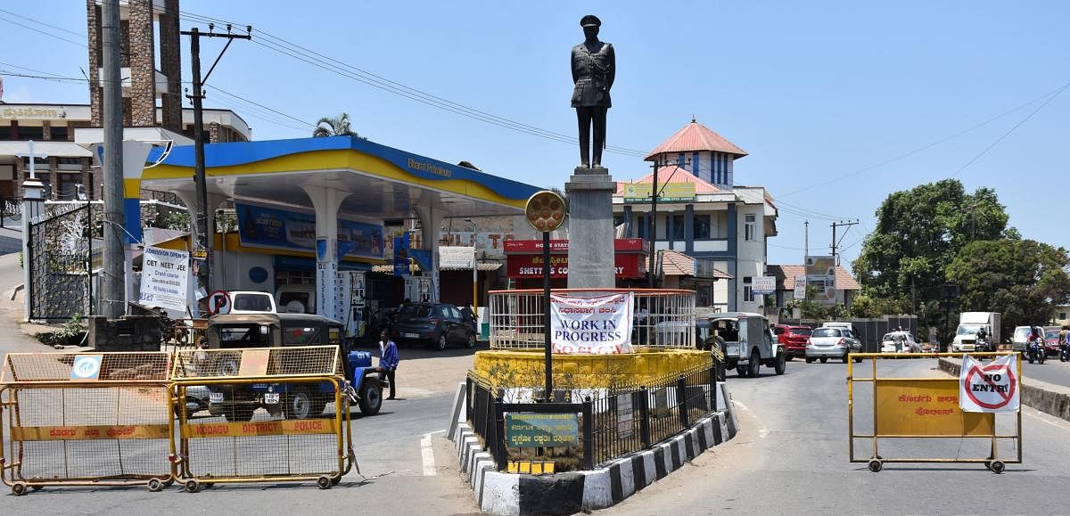 Barricades put up by police at General Thimayya Circle in Madikeri for preventing movement of vehicles. DH Photo