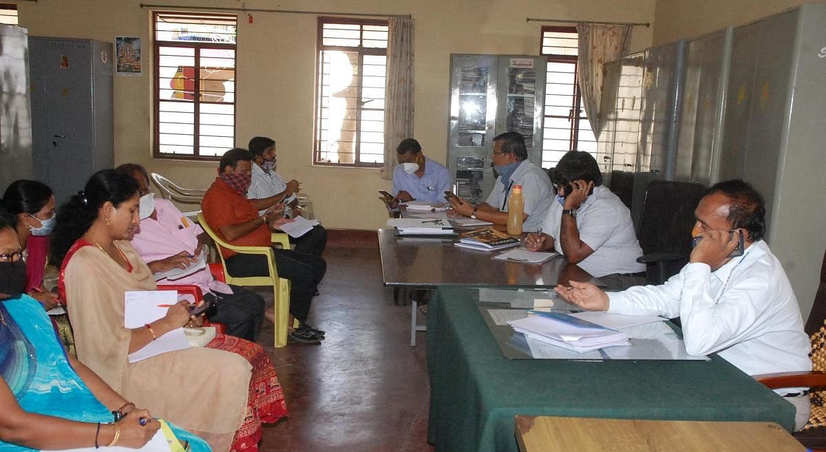 The officials of the department of public instruction hold a phone-in programme in Kolar on Thursday to help SSLC students.