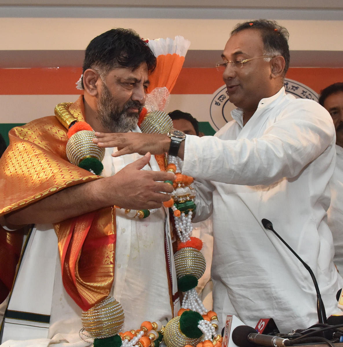 KPCC President Dinesh Gundu Rao and D K Shivakumar (DH File Photo) 