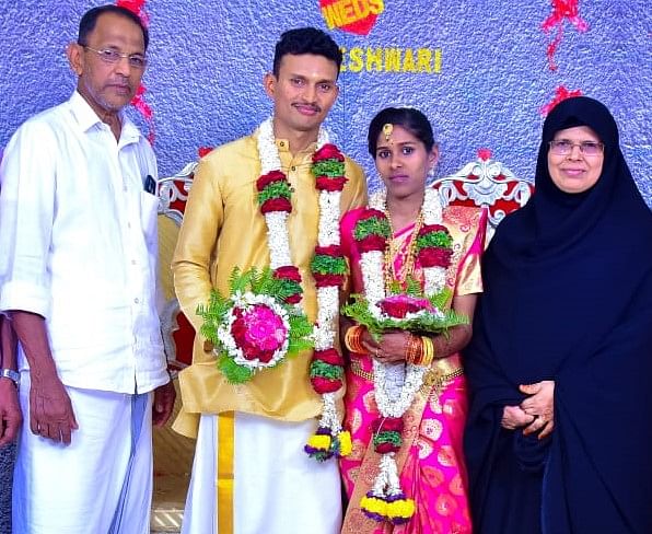 Vishnuprasad and Rajeswari with Abdullah Abdurahman and his wife Khadeeja. (DH Photo)