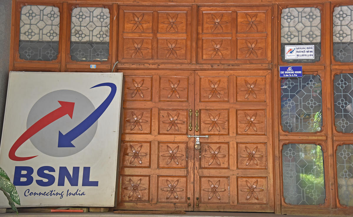 The move comes at a time when Bharat Sanchar Nigam Ltd (BSNL) is facing mounting pressure on its financials, and it even delayed payment of employee salaries for the second time this year. (DH File Photo)