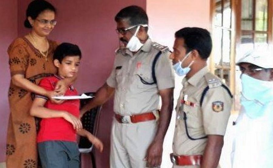 Kerala cops delivering medicines to Lathika. Credit: DH Photo
