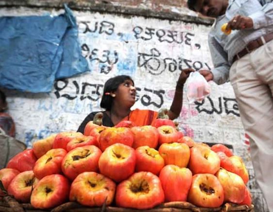Representative Image-- Street vendors fume over Karnataka govt for giving lockdown relaxation only for IT/ITes sector (DH File Photo)