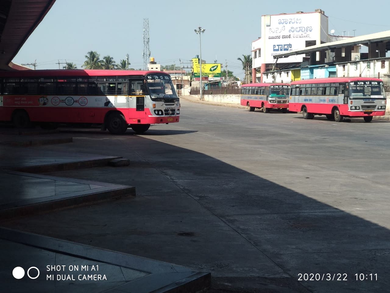 KSRTC bus terminal wears a deserted look in Shivamogga on Sunday. (DH photo)