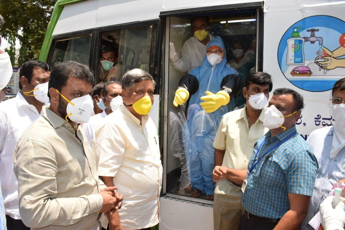 People wearing facemask amid coronavirus pandemic (DH Photo)