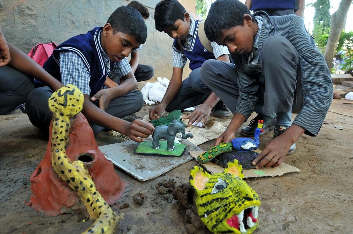 Students make clay artworks on the Kalamandira premises on the occasion of the valedictory programme of Wildlife Week in Chikkamagaluru on Monday.